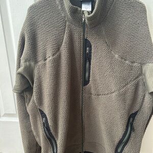 Patagonia Men's military issued fleece hunter green zip up. Rare find.